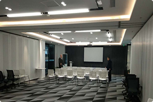 網(wǎng)絡(luò)本身就具有快速、高效、低成本的特點，在互聯(lián)網(wǎng)上信息資源共享，進入障礙為零，作為一種新的傳播形式，網(wǎng)絡(luò)具有一對一的互動特性，這是對傳統(tǒng)傳播方式面對大量受眾特征的突破